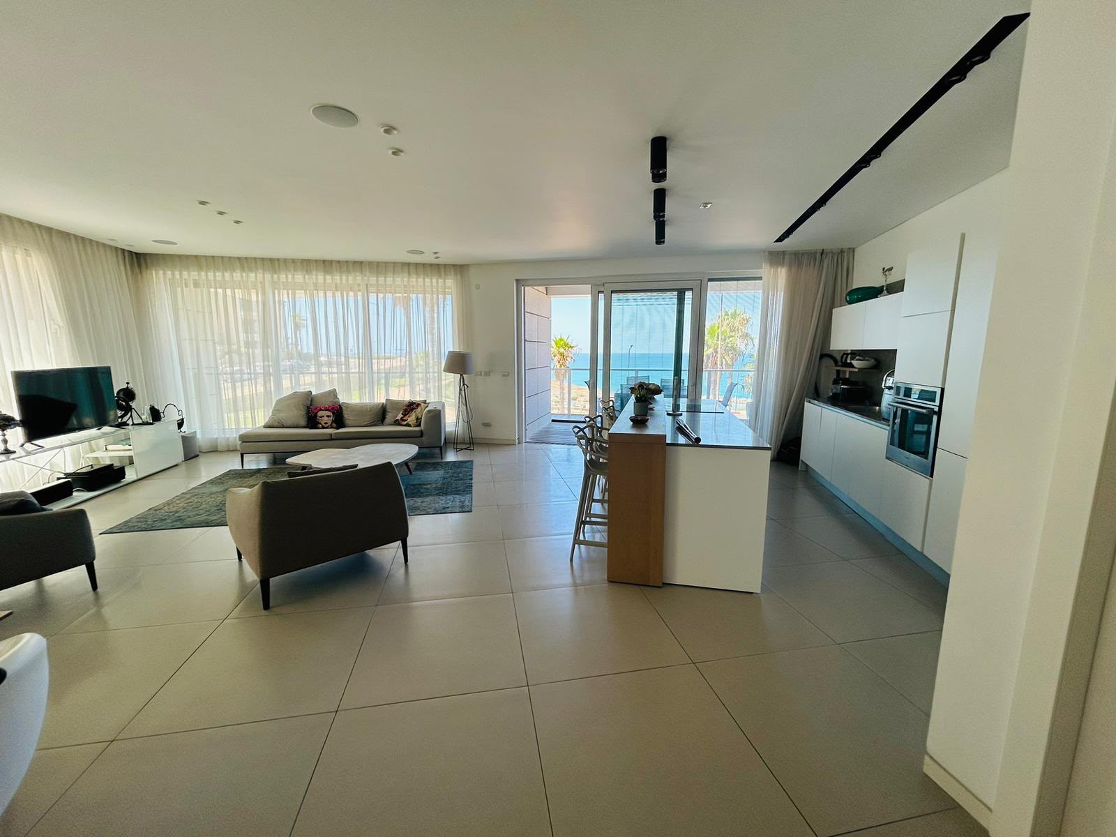 Face mer - magnifique appartement de haut standing avec piscine — Kikar Haatsmaut, Netanya